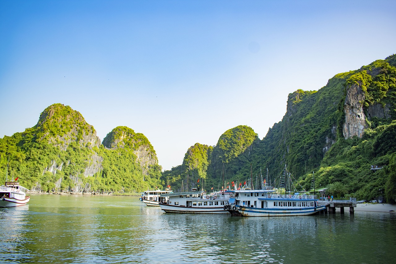 How to Be a Responsible Tourist in Vietnam’s Halong Bay